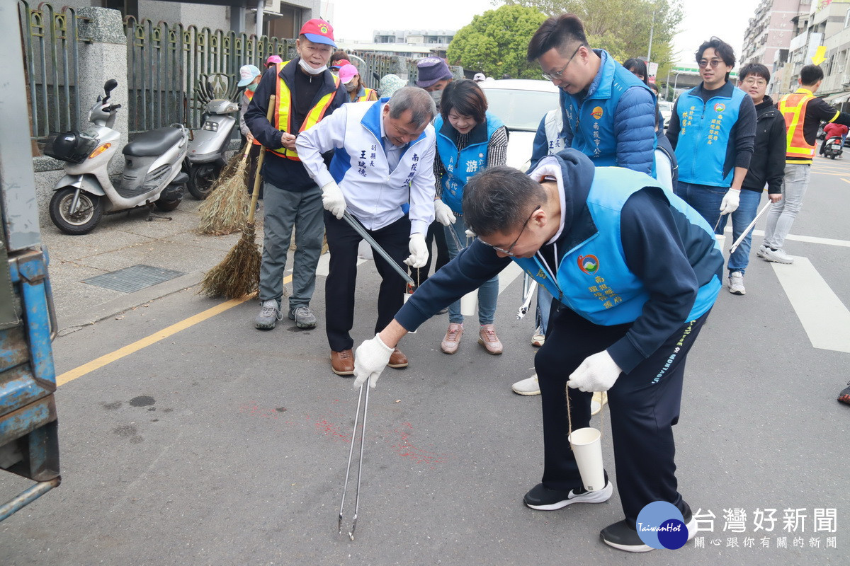 今日竟清出2公斤的菸蒂。（記者扶小萍攝）