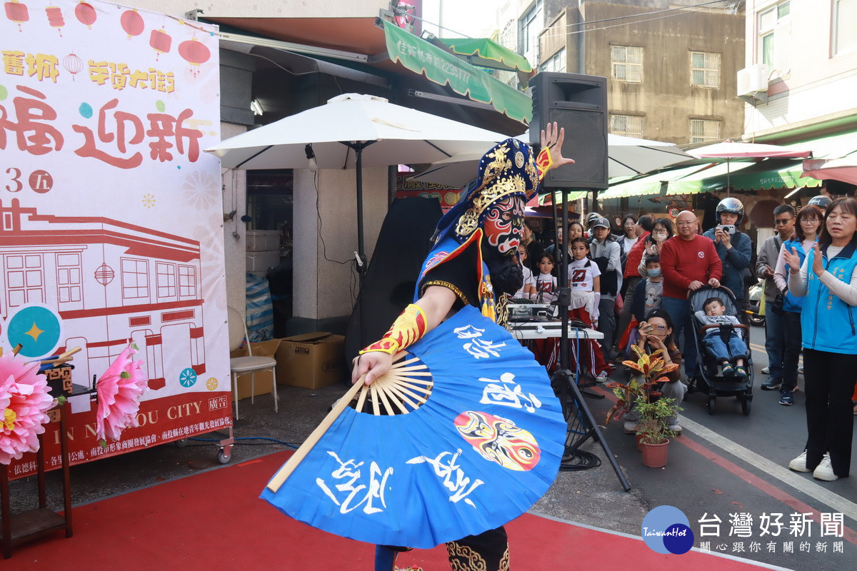 變臉大師皓爾秀出一場精彩的變臉。（記者扶小萍攝）