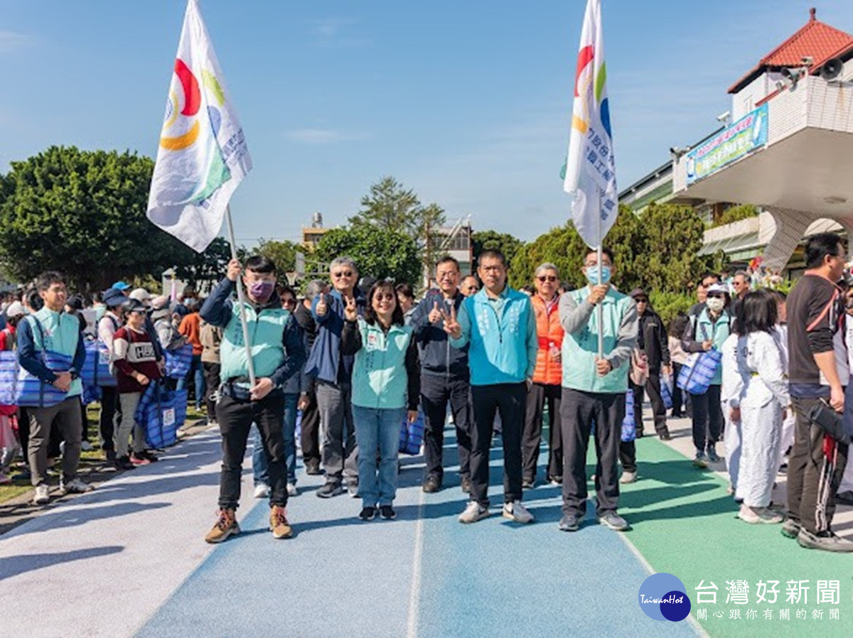 台電 80 員眷拔蘿蔔「好采頭挺青農」 吸引近兩千名同仁與家屬熱情參與