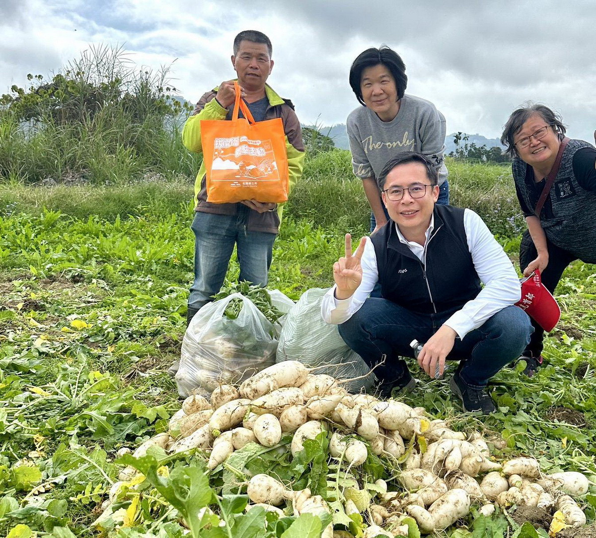 陳翰立鄉長也樂於參予體驗農趣。（名間鄉公所提供）