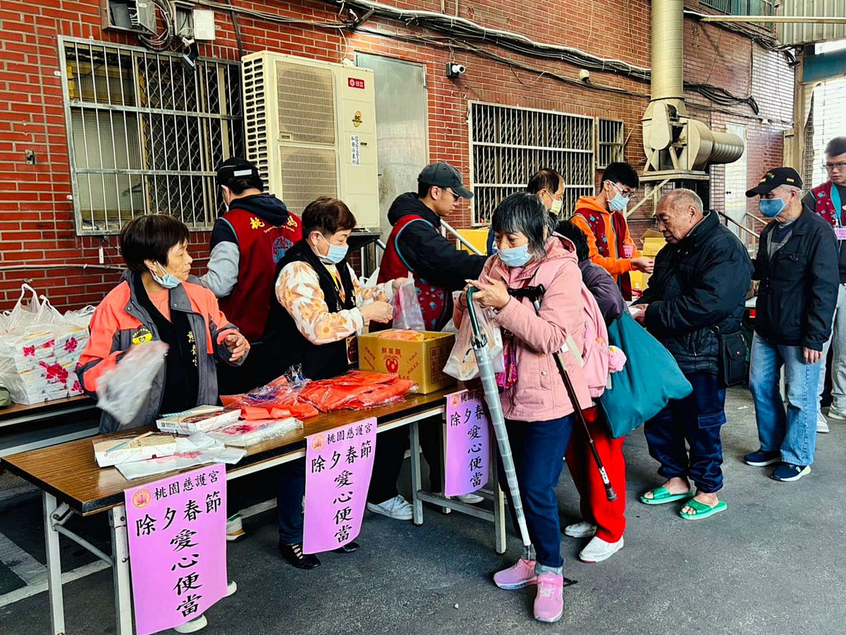 桃園慈護宮愛心廣被　春節前發放低收紅包與愛心便當