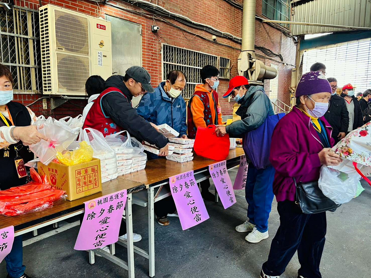 桃園慈護宮愛心廣被        春節前發放低收紅包與愛心便當