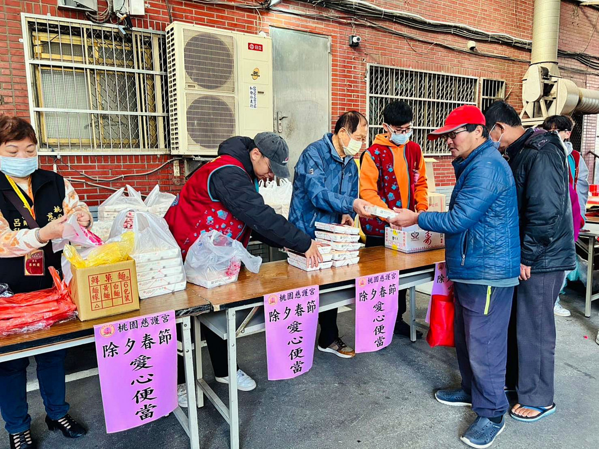 桃園慈護宮愛心廣被        春節前發放低收紅包與愛心便當