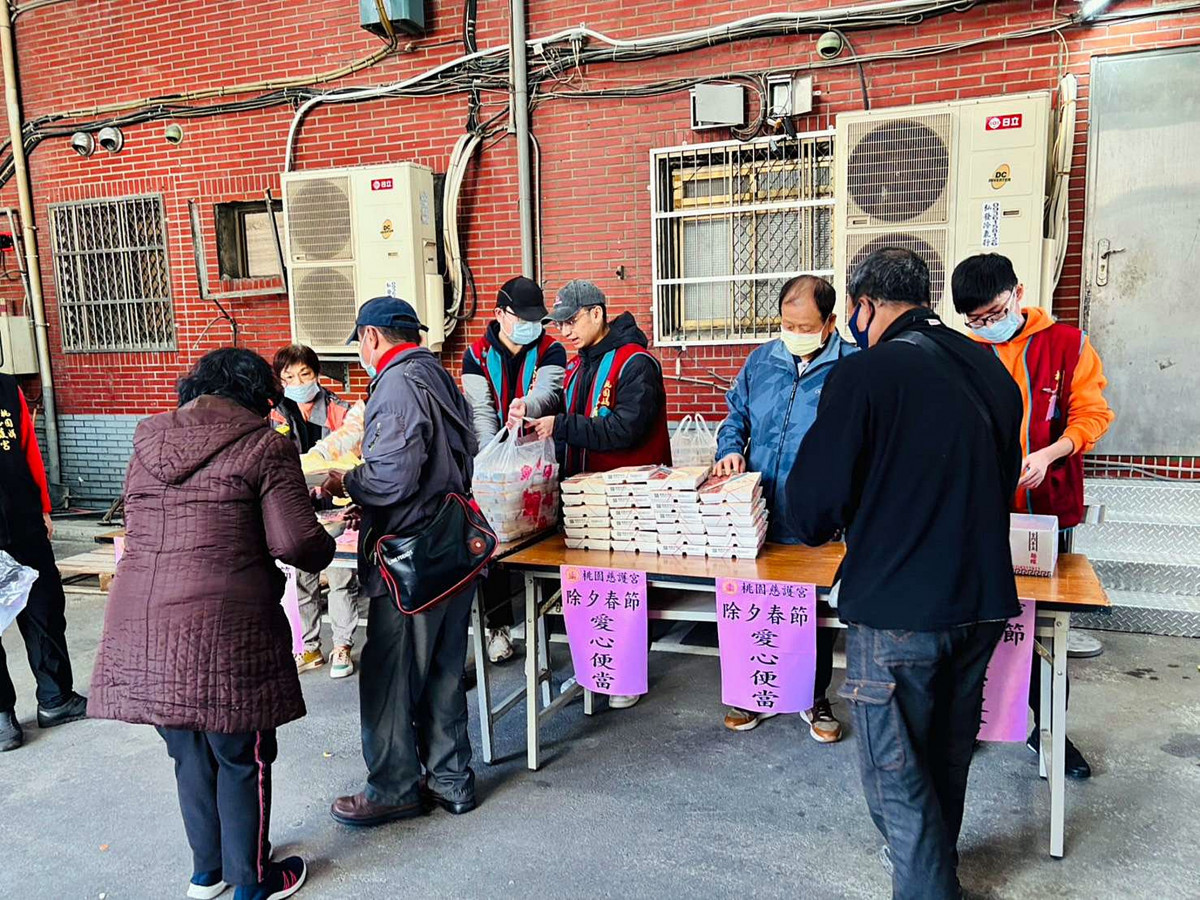 桃園慈護宮愛心廣被        春節前發放低收紅包與愛心便當