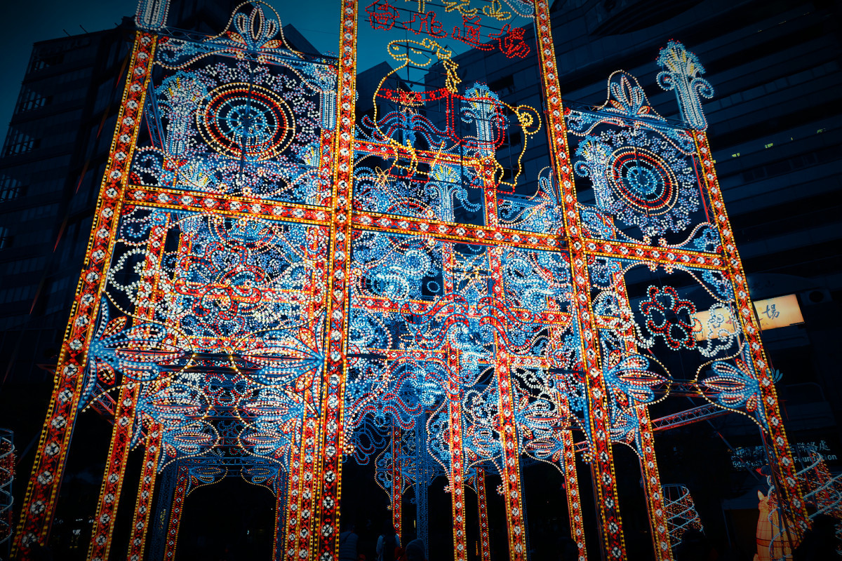 佛光山台北道場燈區啟燈　巴洛克主燈閃耀松信區