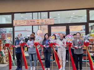 桃園市政府青年事務局侯佳齡局長主持剪綵儀式。