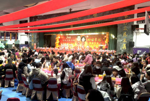 嘉義市福添福社會福利基金會今晚舉辦「助你幸福 圍爐歡聚」圍爐餐會。（圖／記者陳致愷攝影）