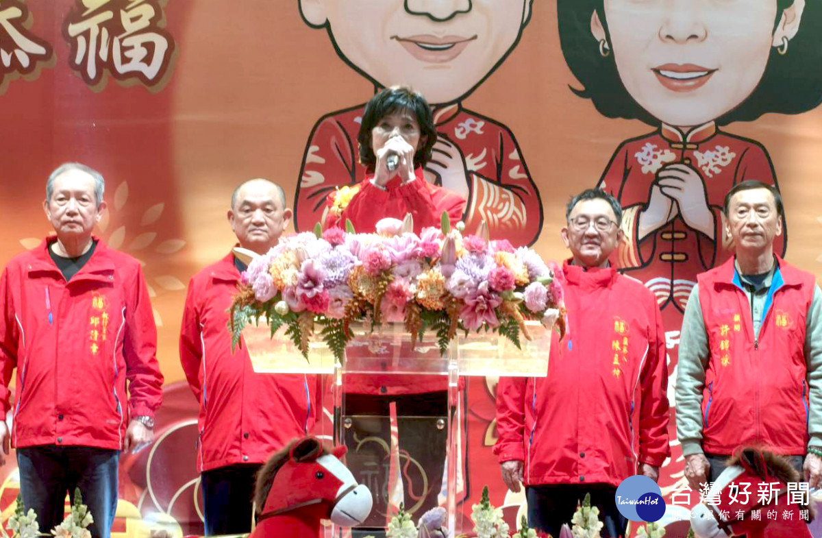 基金會董事長陳素月肯定上台接受表揚的扶助戶代表及所有與會家庭。（圖／記者陳致愷攝影）