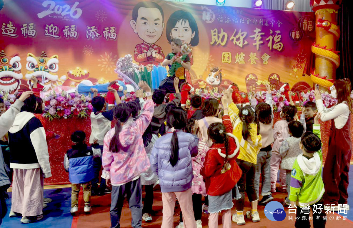 氣球達人現場製作造型氣球。（圖／記者陳致愷攝影）