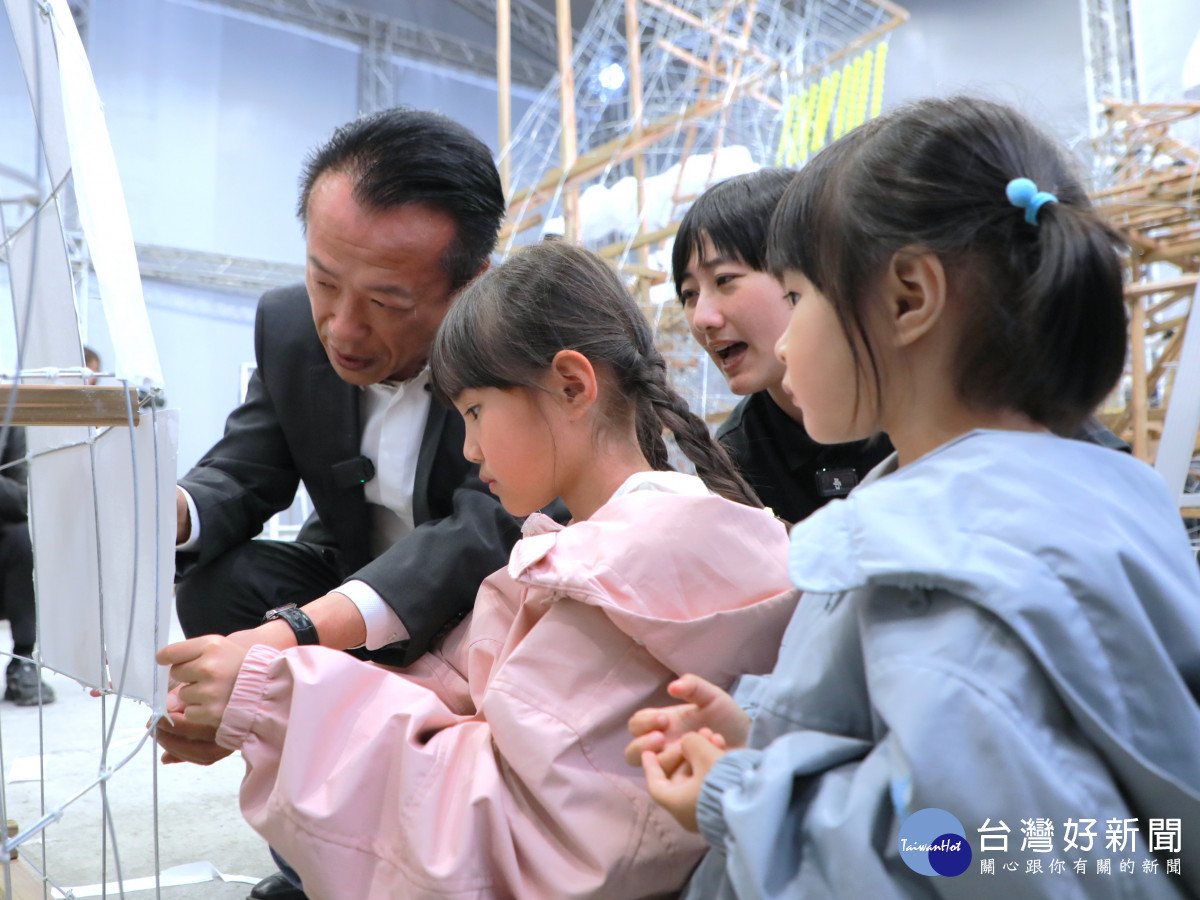 2026台灣燈會「青森睡魔抵嘉」　翁章梁與小朋友體驗製作巨型紙燈籠