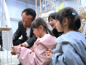 2026台灣燈會邀請日本青森睡魔師團隊來台，嘉義縣長翁章梁與小朋友體驗睡魔燈籠的製作過程/嘉義縣府提供