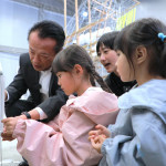 2026台灣燈會邀請日本青森睡魔師團隊來台，嘉義縣長翁章梁與小朋友體驗睡魔燈籠的製作過程/嘉義縣府提供