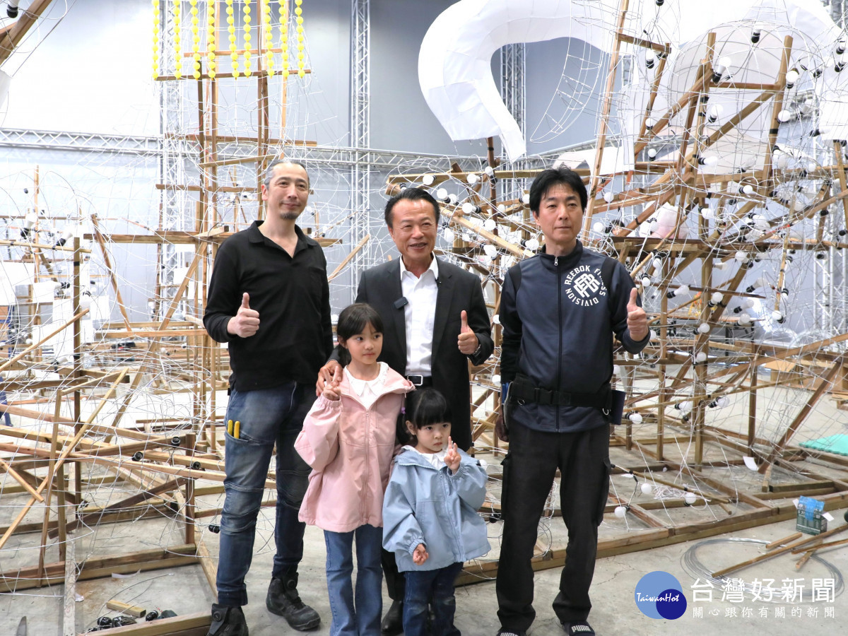 2026台灣燈會邀請日本青森睡魔師團隊來台，嘉義縣長翁章梁與小朋友體驗睡魔燈籠的製作過程/嘉義縣府提供