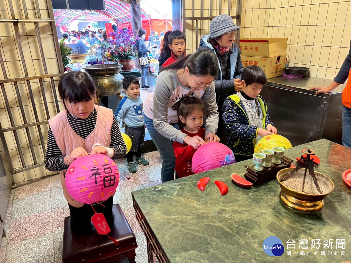 桃園大樹林福德宮親子社區活動    「親子彩繪祈福燈籠迎新春」熱鬧登場