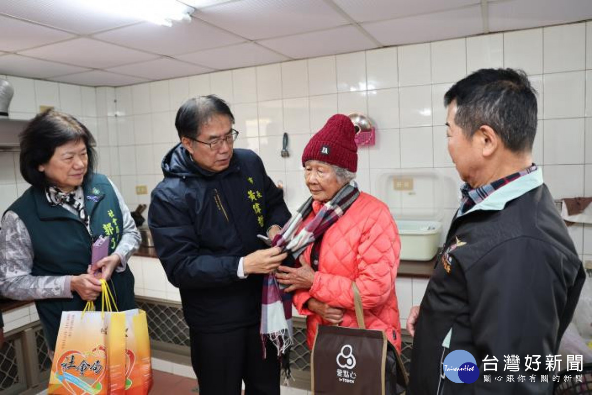 寒流來襲　黃偉哲慰訪七股獨居長者