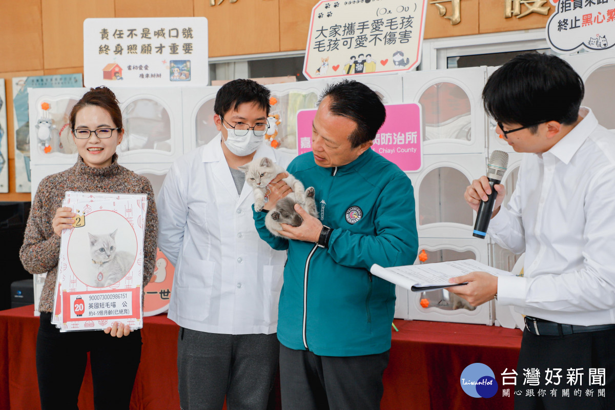 嘉義縣家畜疾病防治所今天在官方臉書粉絲專頁直播「喵星人命定配對」認養抽籤，由嘉義縣長翁章梁抽出29位正備取認養人／嘉義縣府提供