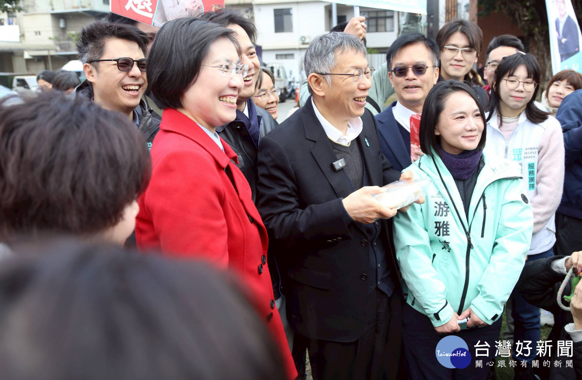 掃街「同框」拜早年　柯文哲、徐欣瑩互相打氣祝福