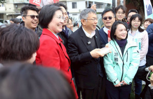 徐欣瑩偕柯文哲向民眾「拜早年」。