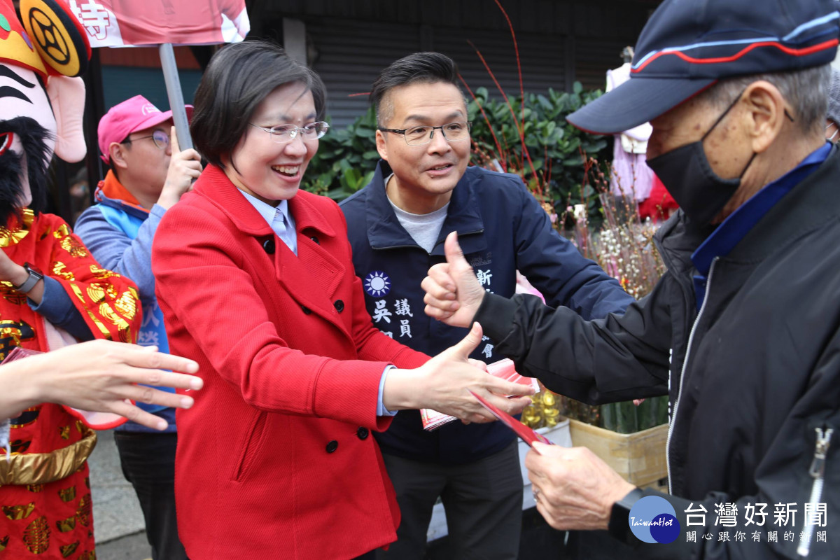 立委徐欣瑩赴竹北天后宮市場掃街拜票。