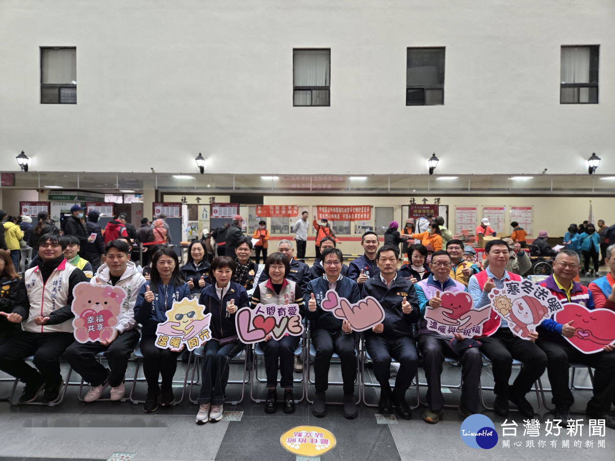 中壢區公所攜手民間關懷低收入戶。