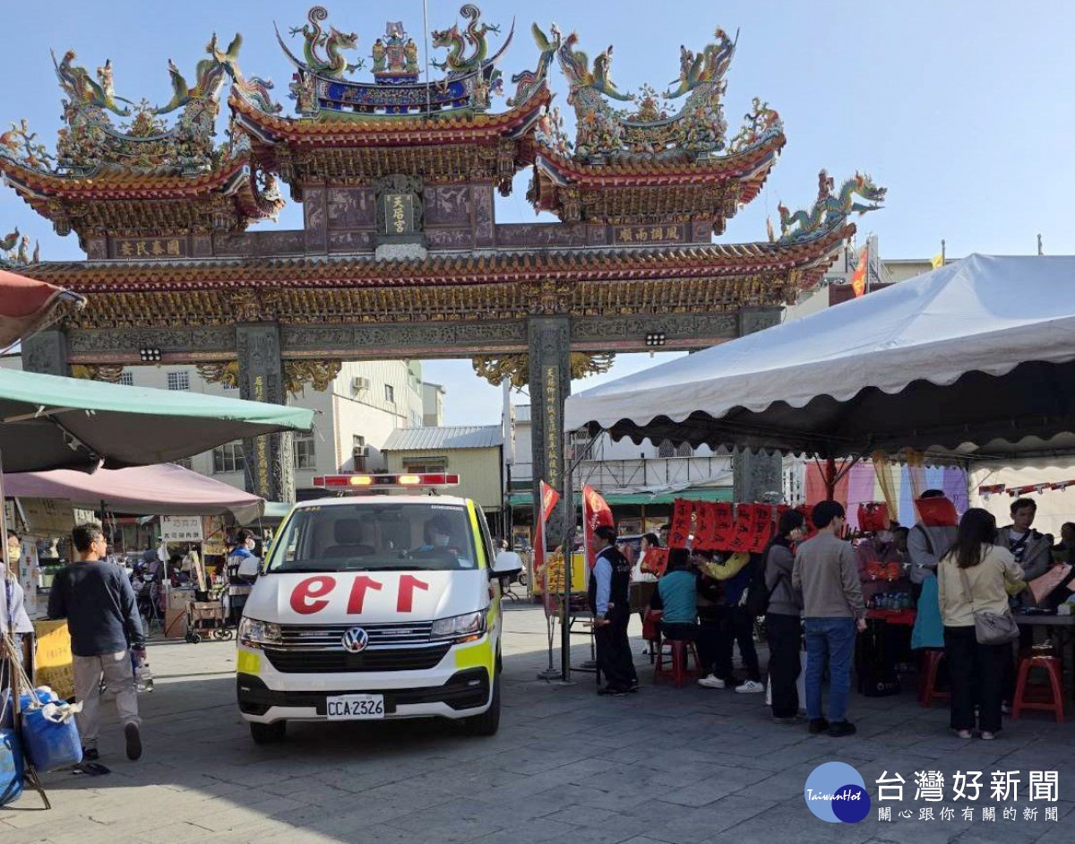 安平天后宮贈春聯現場信眾突昏厥　姜良諭醫師立時施救平安無礙