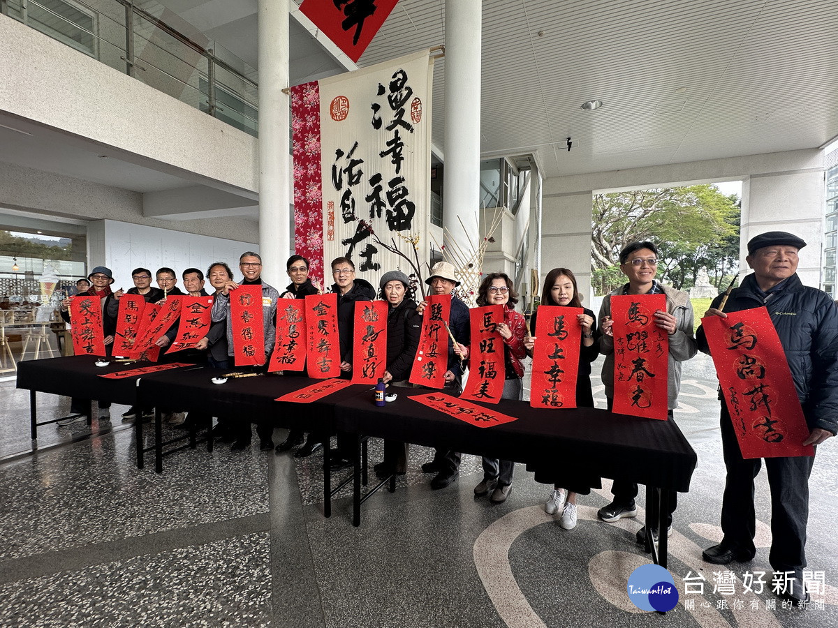 12位名家以稻草筆寫下祝福語。（記者扶小萍攝）