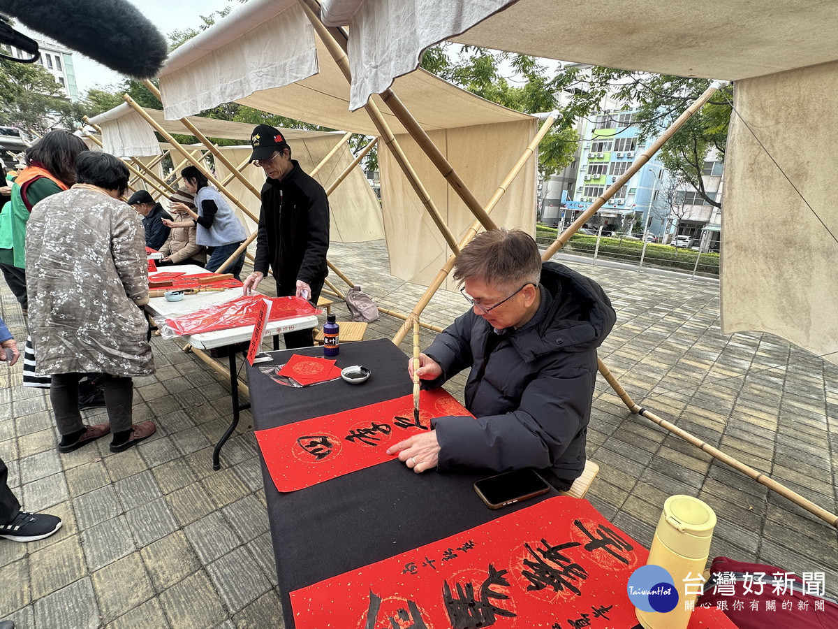 名家現場揮毫贈民眾春聯。（記者扶小萍攝）