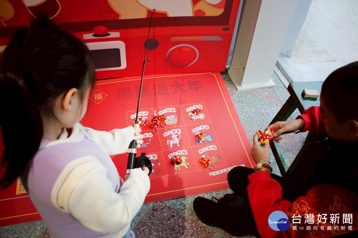 桃園市龜山區憲光二村推出「走春．寫福．迎財．開工補給」主題活動-五路財神闖關。