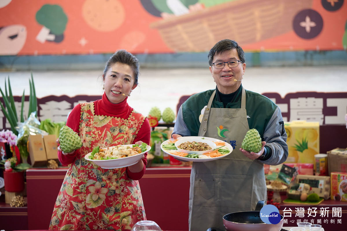 黃副署長展示年菜。（農糧署提供）