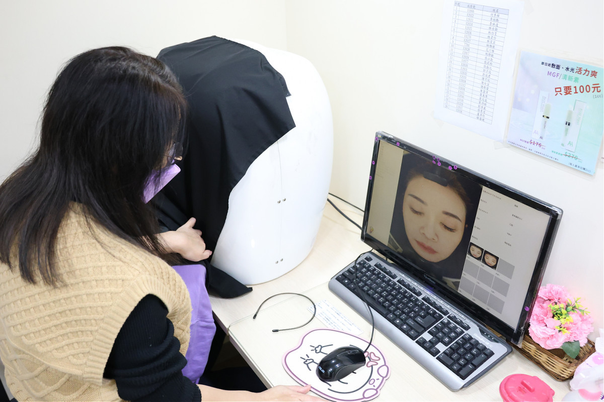 學員進行術科伍氏燈皮膚鏡實際操作。