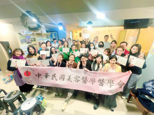 (圖／美醫會提供)受訓學員與學會代表結訓合影。