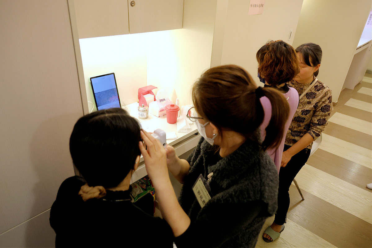 學員進行術科50倍皮膚放大鏡實際操作。