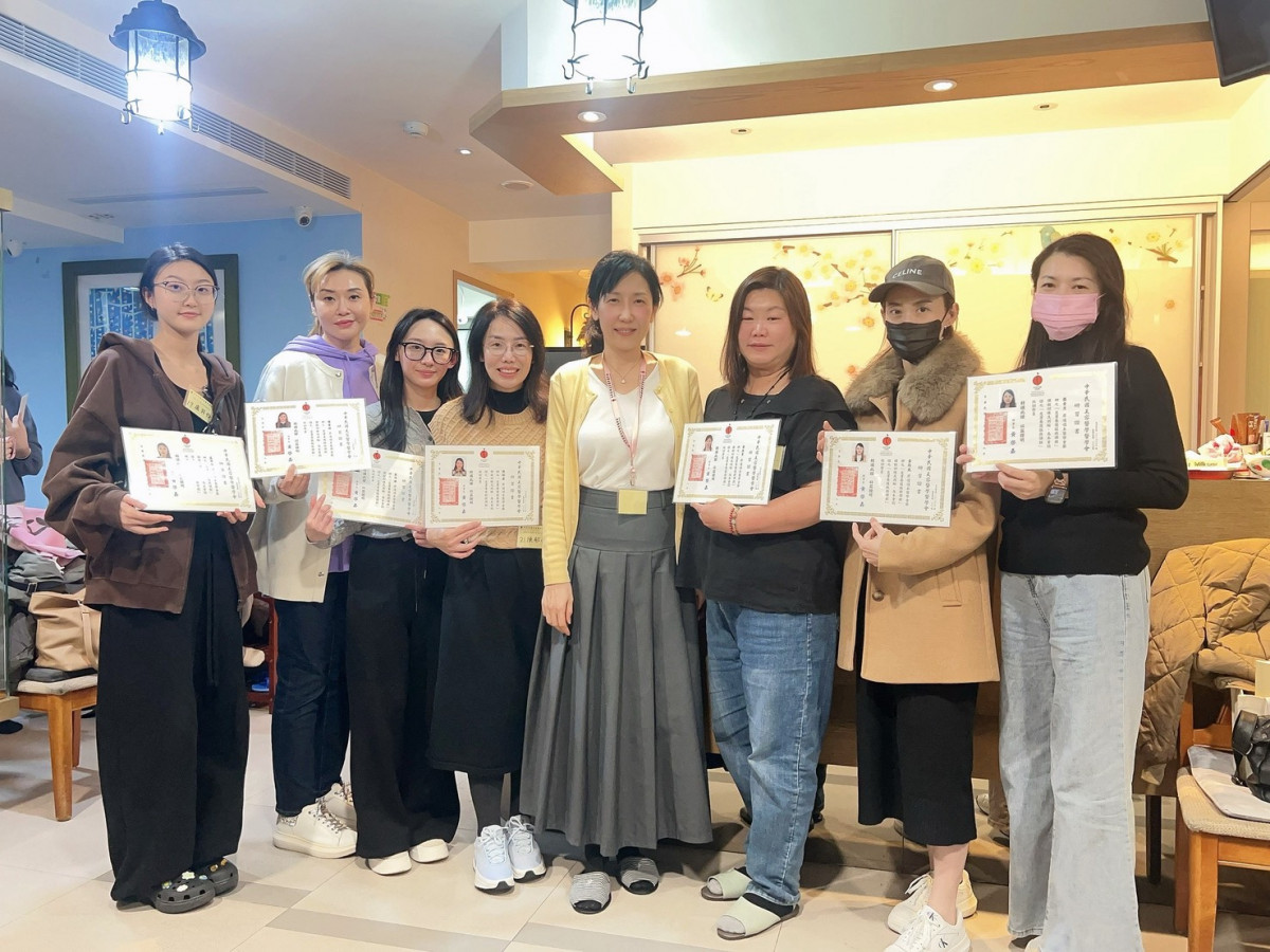 受訓學員取得本次授課結業證書（圖／美醫會提供）