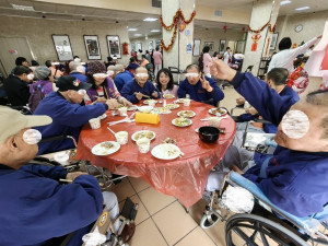 長輩在歌唱與用餐交流中共享團圓時刻。