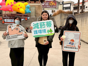 學生於東門城周邊撿菸蒂。