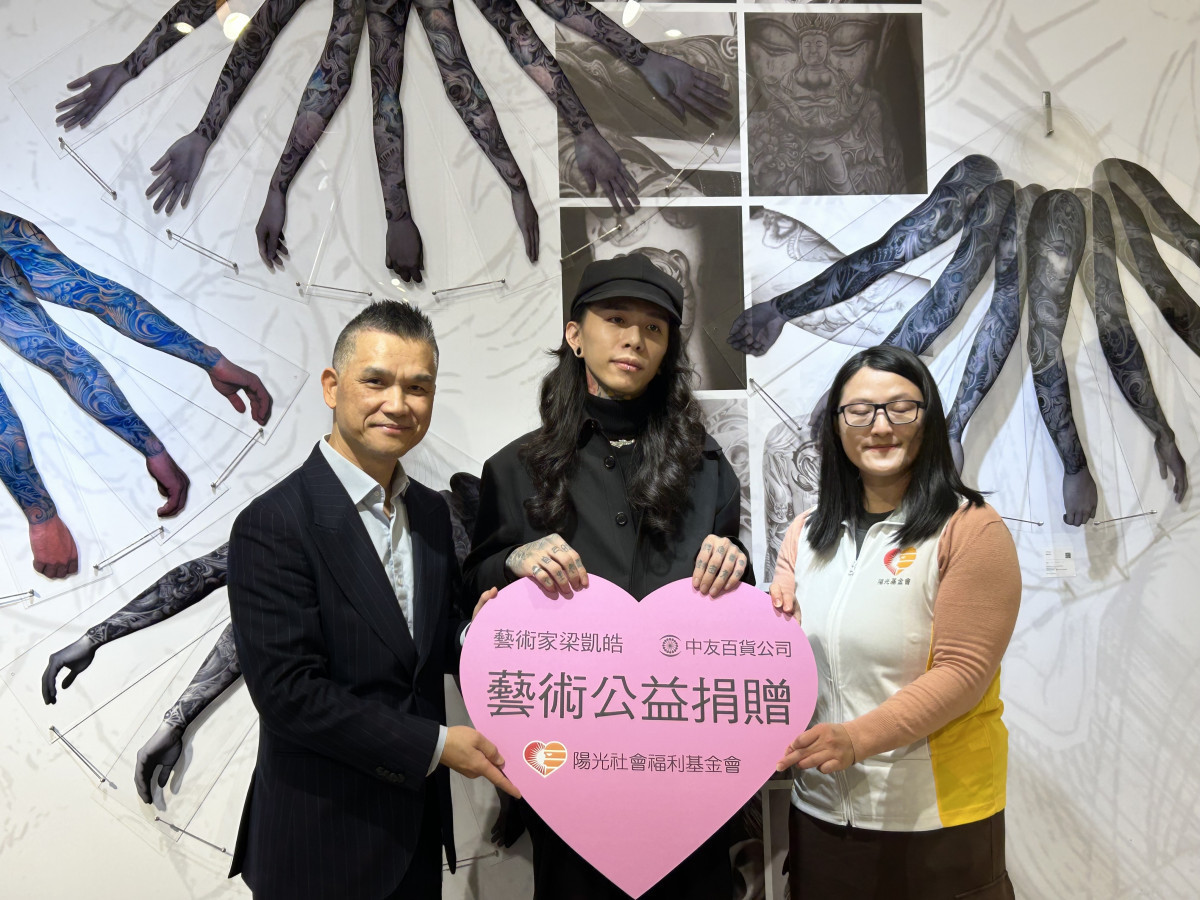 梁凱皓此次特別捐出個人作品《滲出的羽跡》進行愛心義賣，所得將全數捐贈給「陽光社會福利基金會」。圖/中友百貨