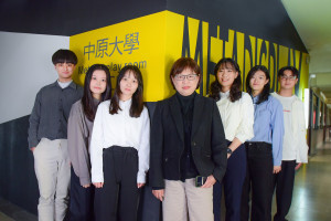 中原大學人育學院院長彭妮絲（圖中）期望學生透過MetaDisplay教室，把人文素養與科技工具「雙向融滲」，讓學習回到以人為本。