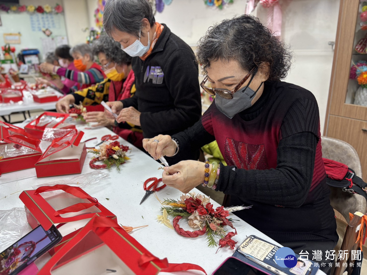 北榮桃園分院長樂居長輩手作迎春花繩　花開好運迎新年