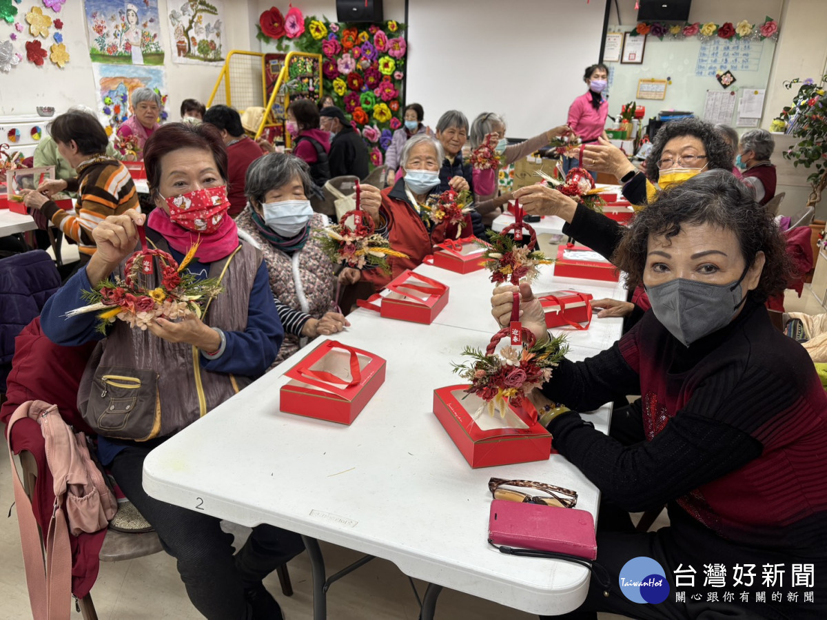 每位長輩手持完成的迎春花繩大合照，臉上洋溢喜悅笑容