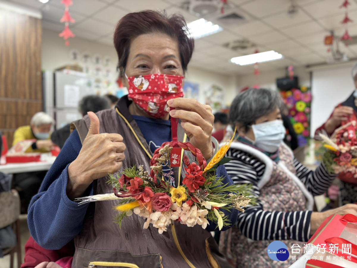 長輩比出「讚」手勢，臉上充滿成就感