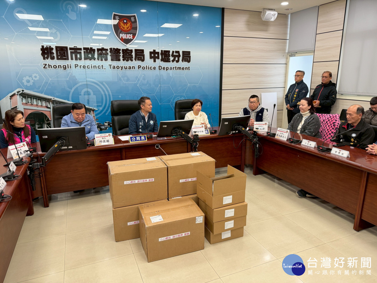 企業母子攜手捐贈唾液快篩試劑。