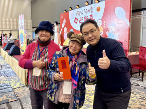 新竹榮服處鞠宗顯處長(右)與摸彩中獎長輩鄒奶奶(中)。