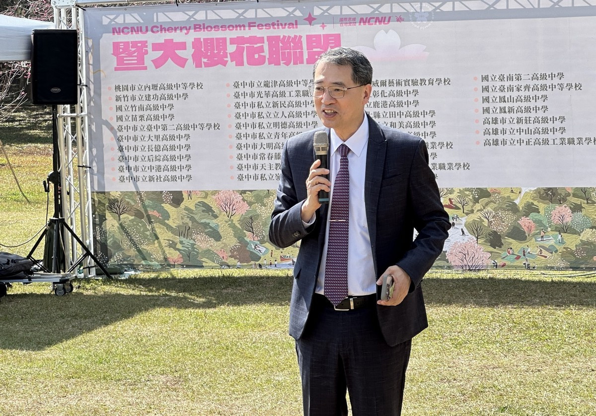 「櫻花盛宴：暨大春之饗」活動，暨大校長武東星致詞感謝地方產業夥伴的跨界參與。（暨大提供）