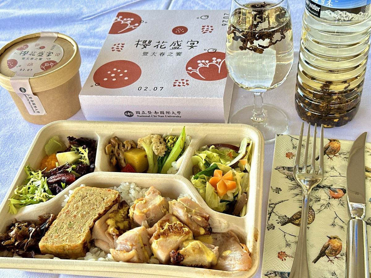 「櫻花盛宴：暨大春之饗」活動精美的綠色餐盒。（暨大提供）