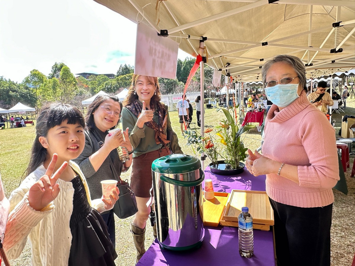 「櫻花盛宴：暨大春之饗」活動，地方產業到場設攤分享成果，獲到訪遊客大力稱許。（暨大提供）