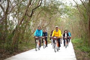 縣長楊文科(中黃衣)與多名議員一同體驗自行車道的魅力。