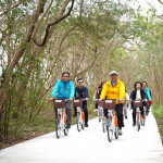 縣長楊文科(中黃衣)與多名議員一同體驗自行車道的魅力。