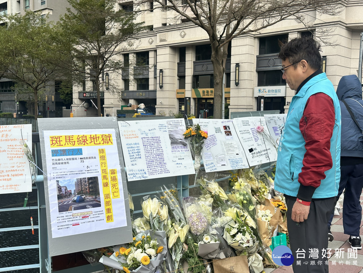 眾人在事故地點獻上鮮花致意。