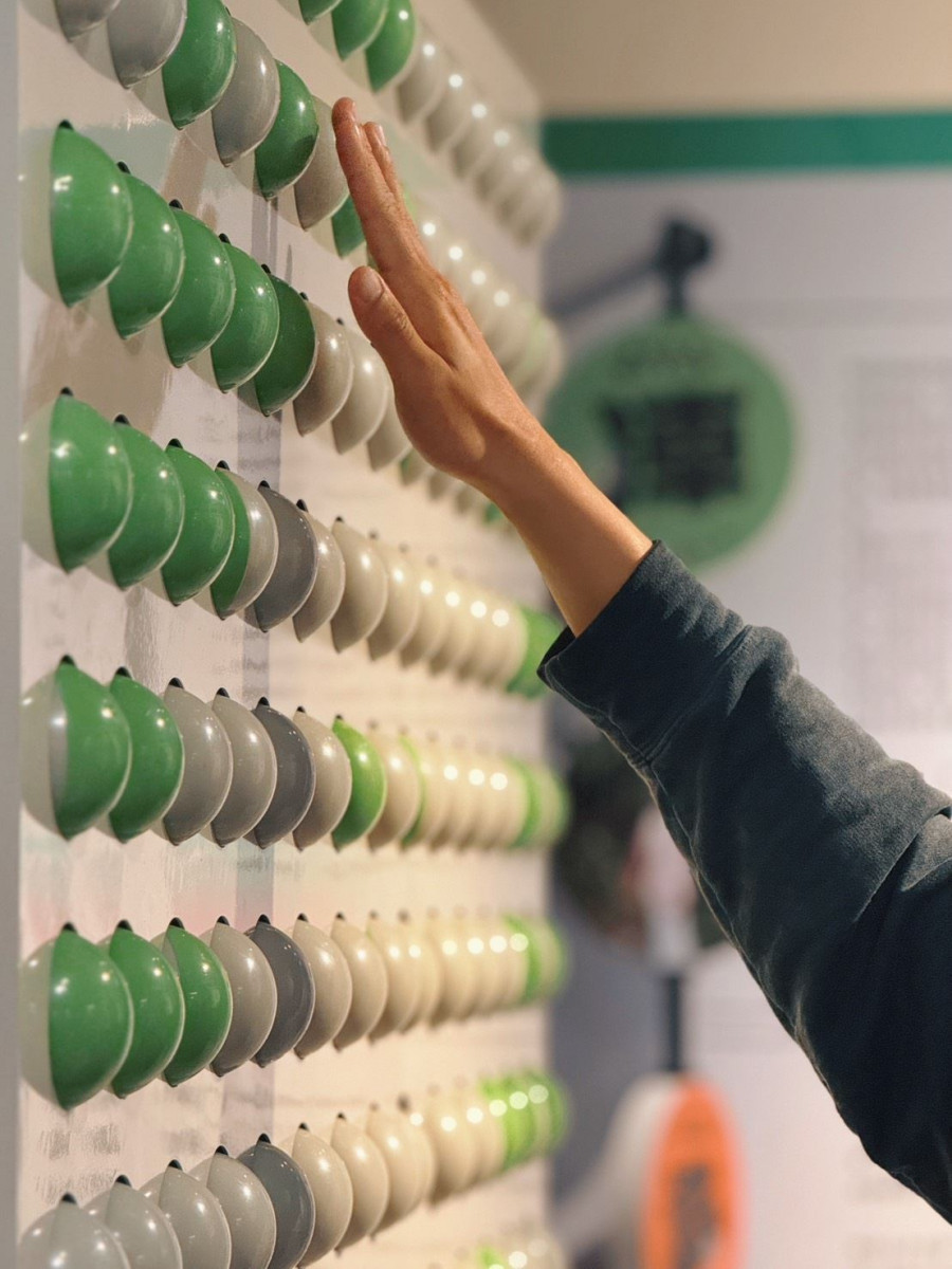 民眾可於展覽現場互動裝置上留下自己的姓氏。