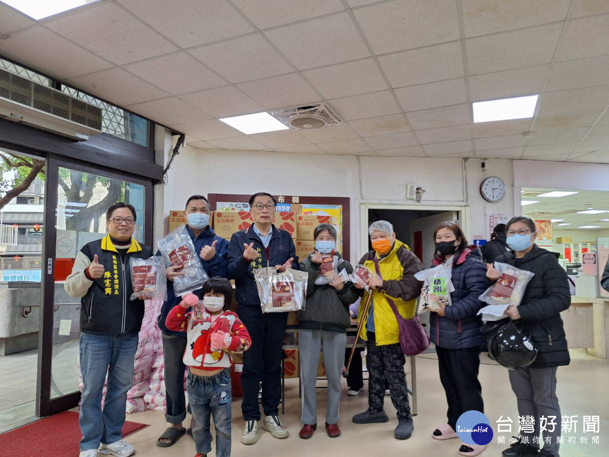 板橋公所攜手大觀書社　送年菜關懷弱勢